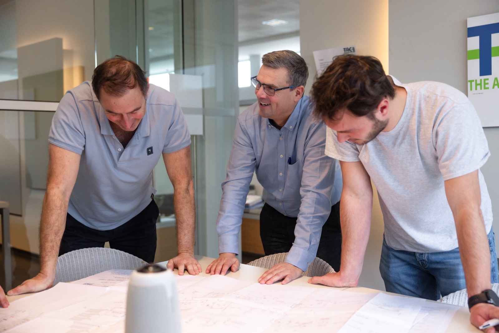 Team van TAC en bouwpartners gebogen over de plannen